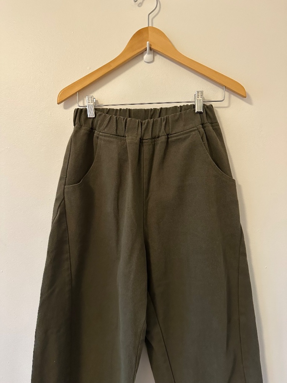 Le Bon Shoppe Arc Pants in Olive Green | Size Small - Picture 3 of 10